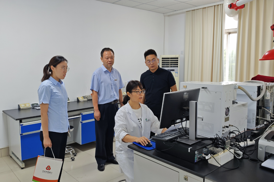 岱岳农商银行东湖支行客户经理走访山东大禹水处理有限公司（孙月 摄）