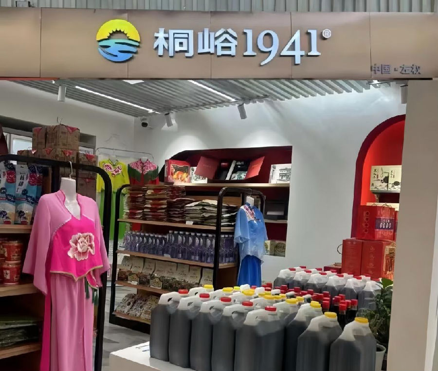 直营店内品种繁多（石彩霞 摄）