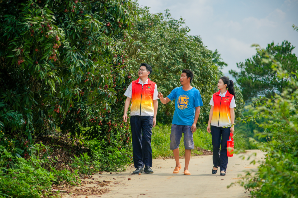 浦北农商银行金融专员到浦北县白石水镇何绍彬种植场开展信贷调研工作（黄平 摄）