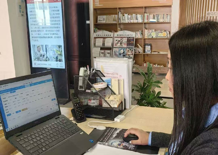 花源街道柳河社区工作人员在使用“报表通”系统。（姜夕 摄）