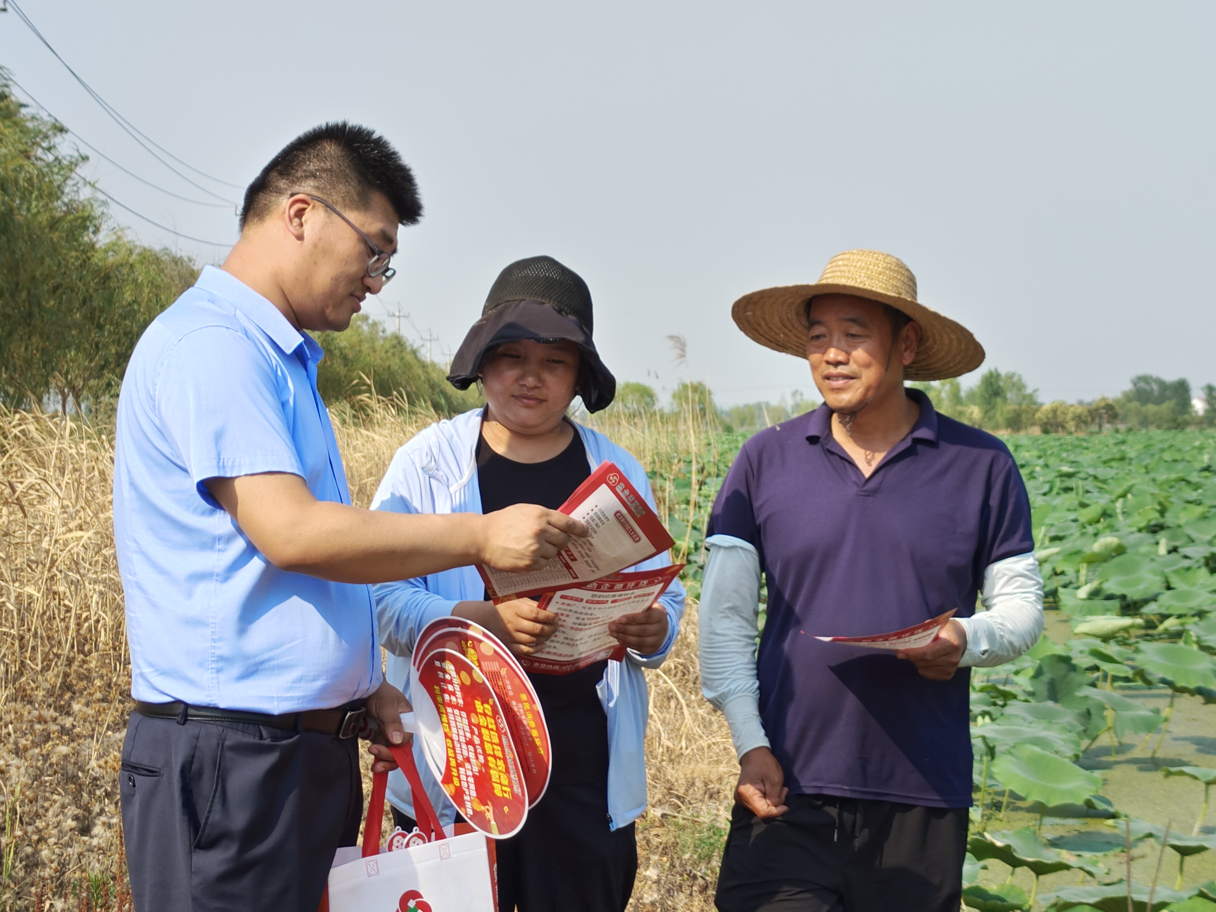 鱼台农商银行工作人员把服务送到田间（谢元辉 摄）