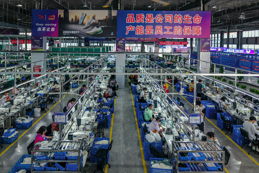 一双双“安岳鞋”正源源不断生产下线，走向国内外市场。（杨康忠 摄）