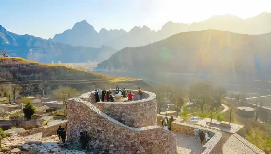 美院师生在泽城村进行写生创作（张文军 摄）