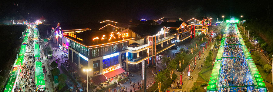 乐至县第十三届“群英荟”烧烤美食文化周现场。（陈刚 摄）