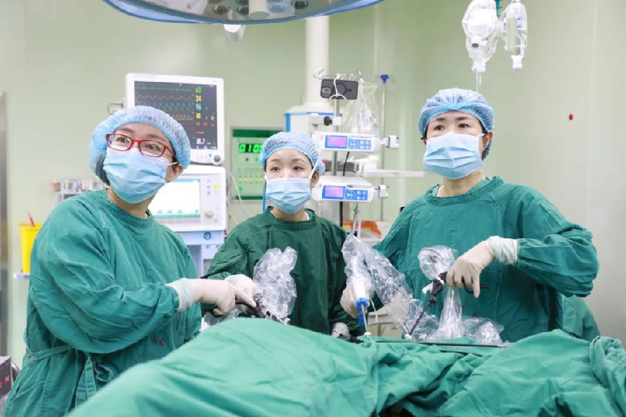 专家联合手术 （陈馨 摄）