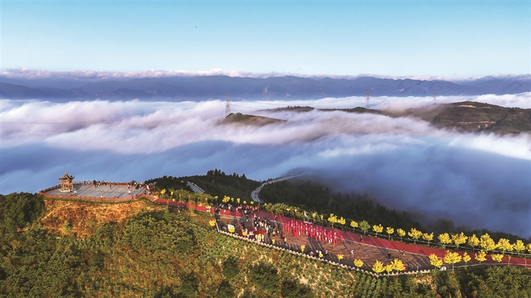 泾源县龙头岭云海美景 通讯员 刘众摄