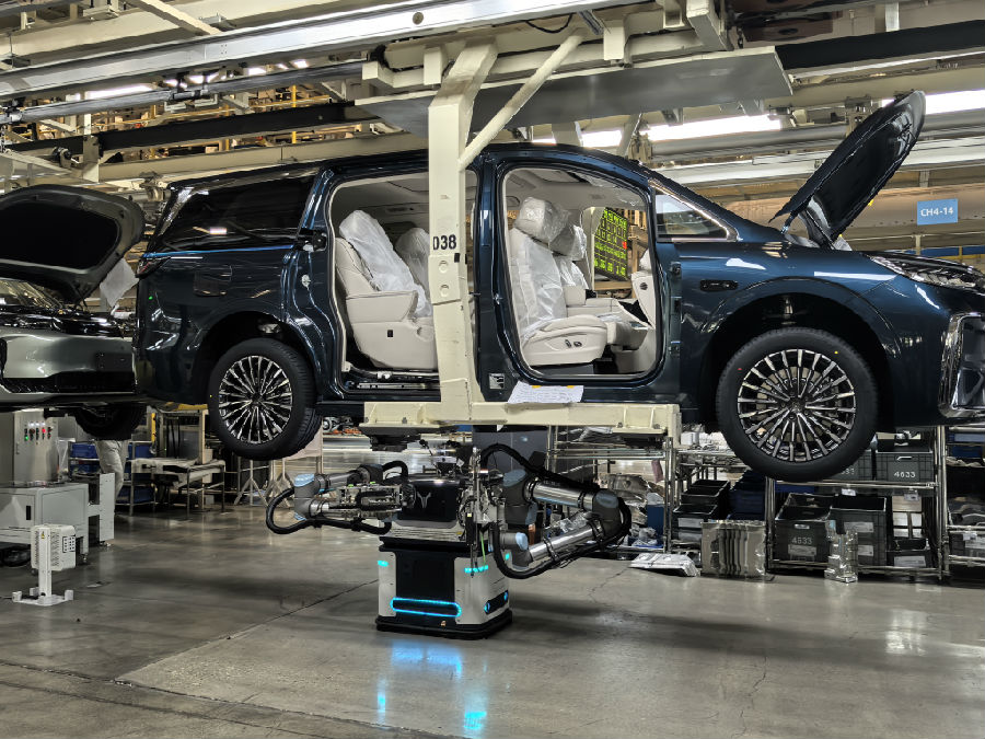 复合机器人正在拧螺丝。（余惠玲 摄）