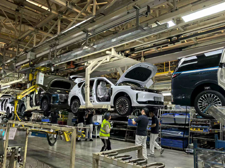 工人们正忙碌着组装车辆。（余惠玲 摄）