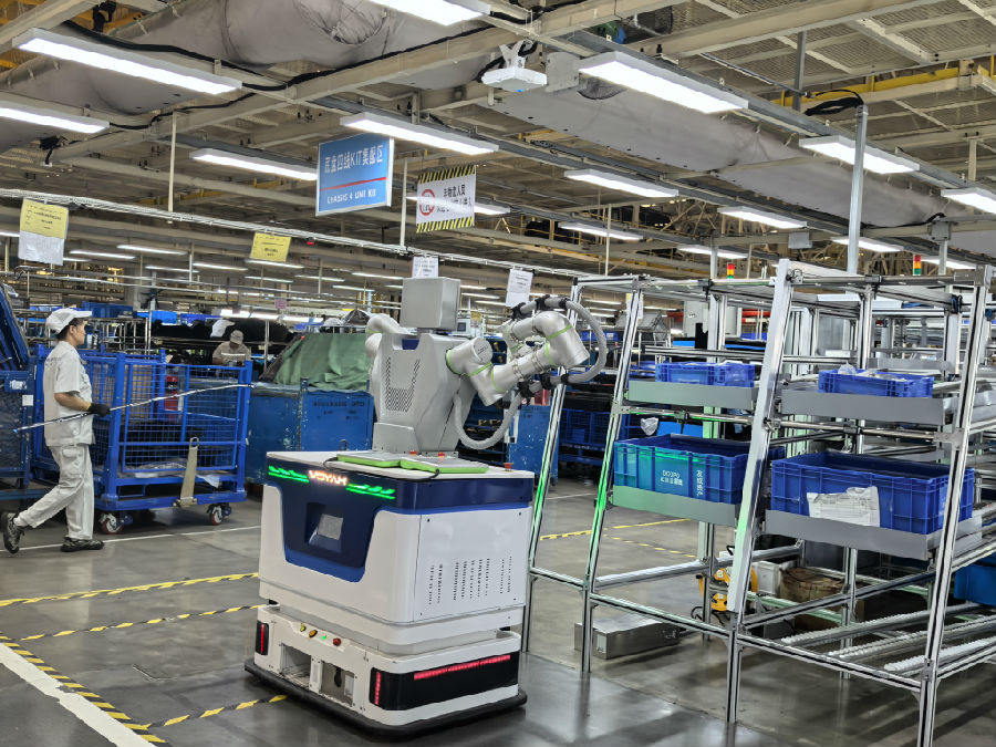 机器人正在分拣汽车零部件。（余惠玲 摄）