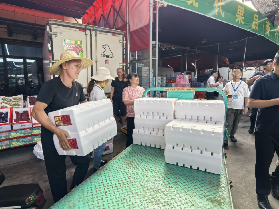 水果交易现场（余惠玲 摄）