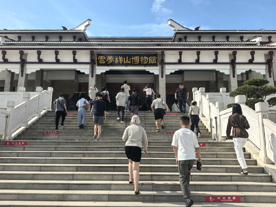 采访团走进云梦县博物馆（余惠玲 摄）