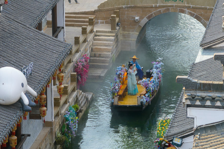 游客身着汉服坐船体验“穿越”（张倩龙 摄）