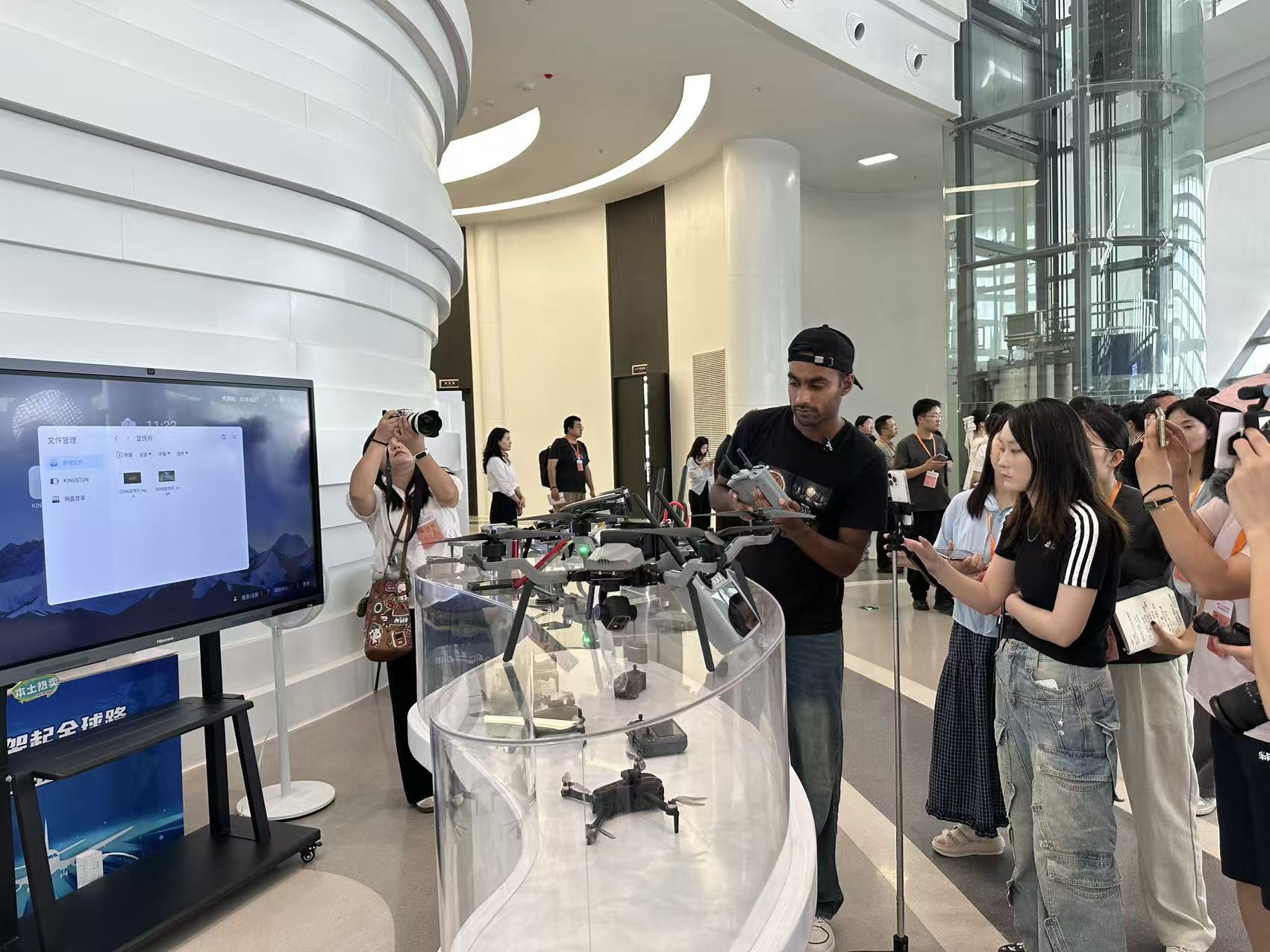 外国主播在直播间向消费者们介绍无人机（丛伯地 摄）