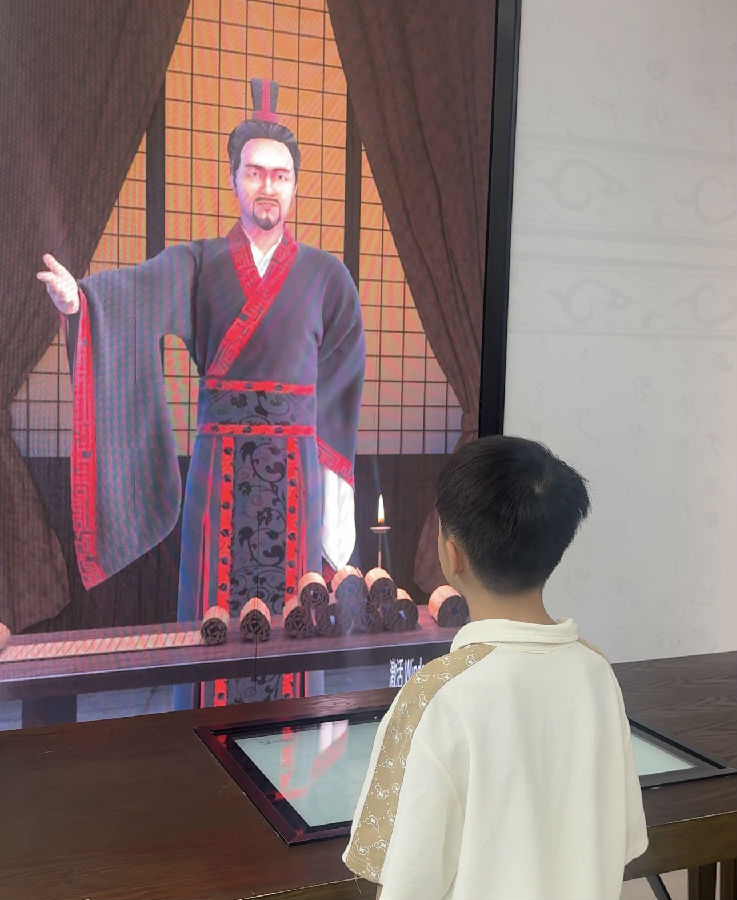 小朋友正在对话AR人物“喜”（杨琛源 摄）