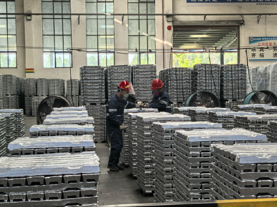 顺博铝合金湖北有限公司工人正忙碌着（余惠玲 摄）