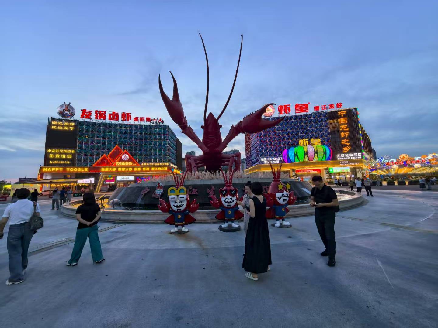 位于生态龙虾城的巨型小龙虾雕塑（丛伯地 摄）