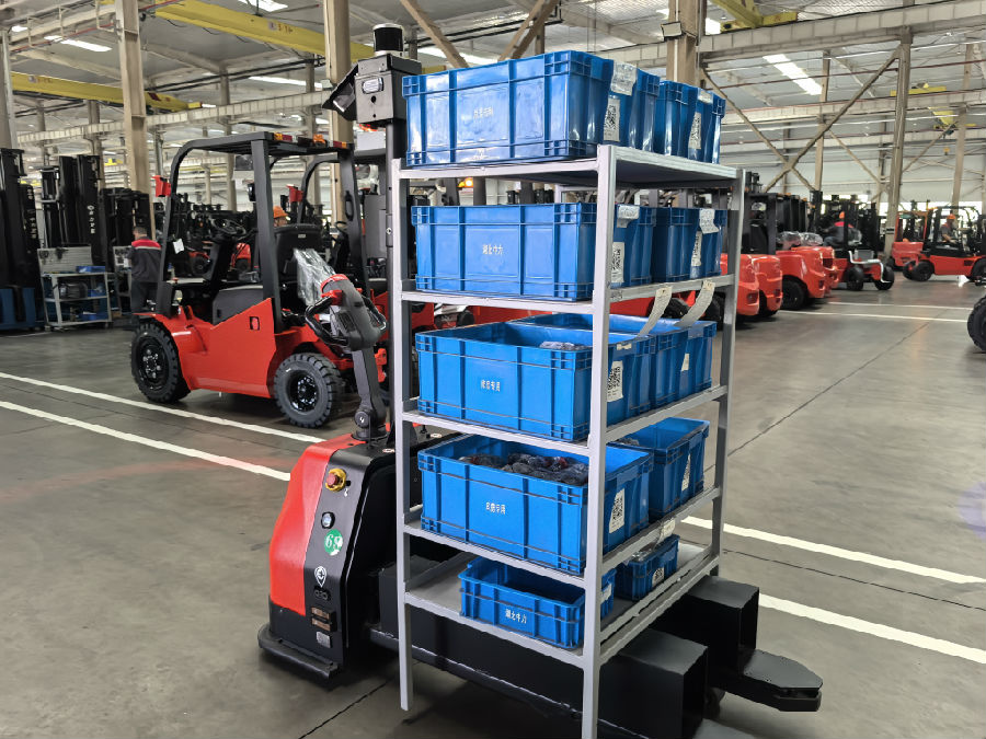 智能搬运机器人正在作业（余惠玲 摄）