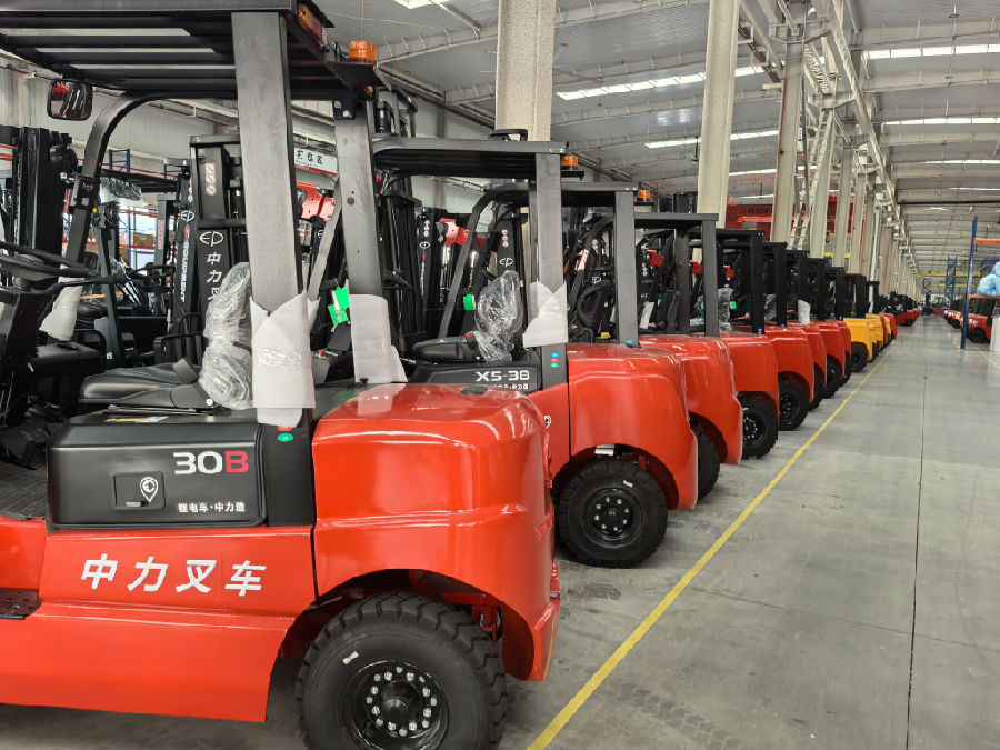 中力叉车（余惠玲 摄）