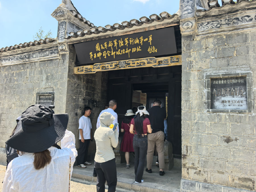 采访团参观新四军第五师司令部旧址。（余惠玲 摄）