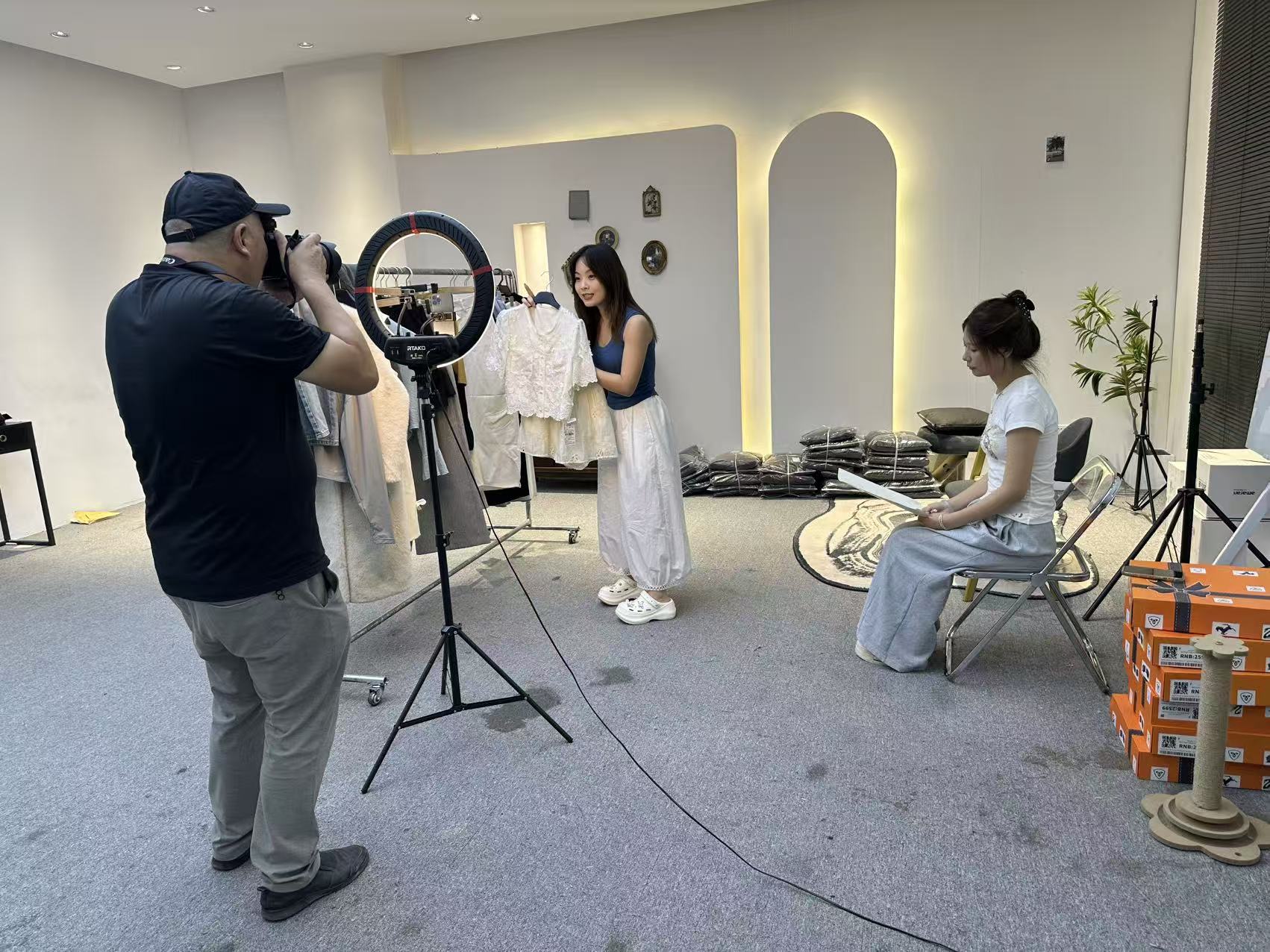 “天门衣尚”品牌馆内的主播正在直播带货（丛伯地 摄）