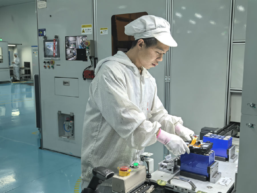 技术人员正在进行检测（余惠玲 摄）