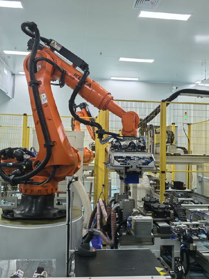 机械臂正在作业（余惠玲 摄）