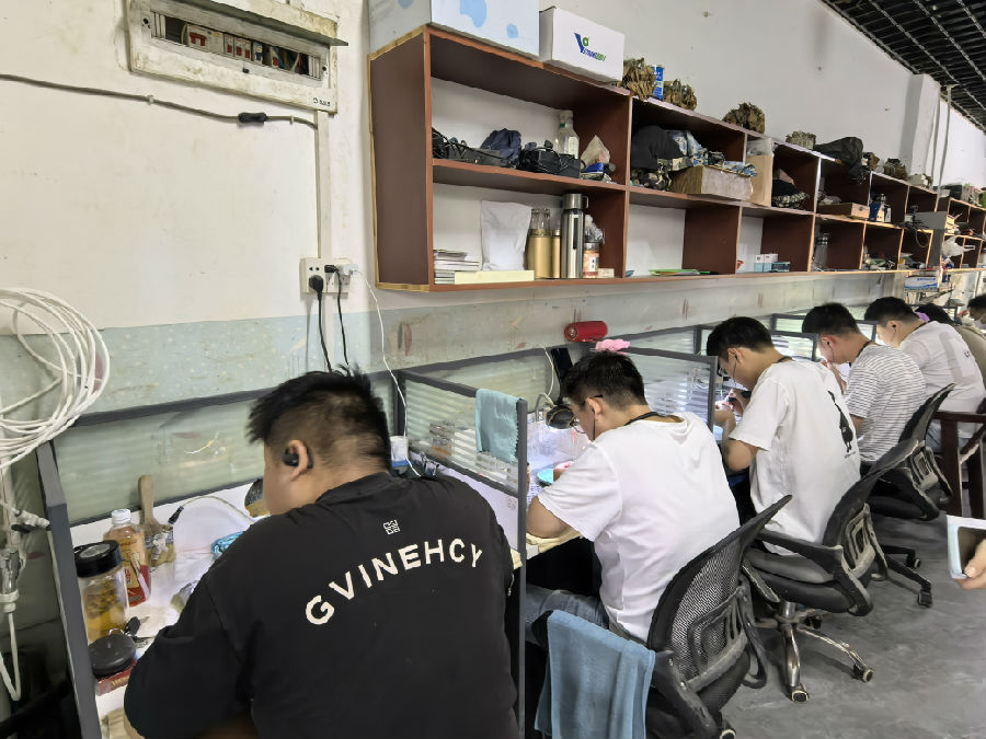 雕刻师们正在忙碌着创作绿松石产品（余惠玲 摄）