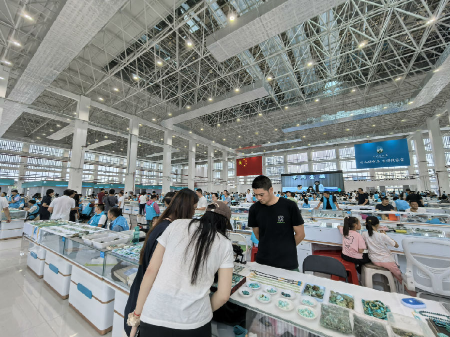 游客正在竹山国际珠宝交易中心挑选商品（余惠玲 摄）