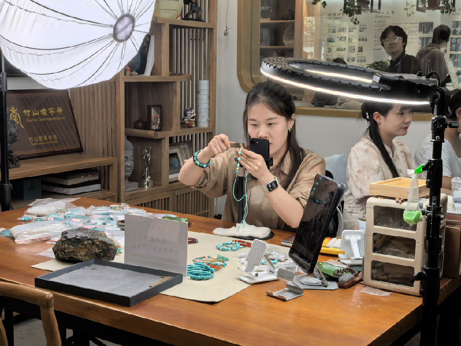 “罗老丝”团队工作人员正在直播带货（余惠玲 摄）