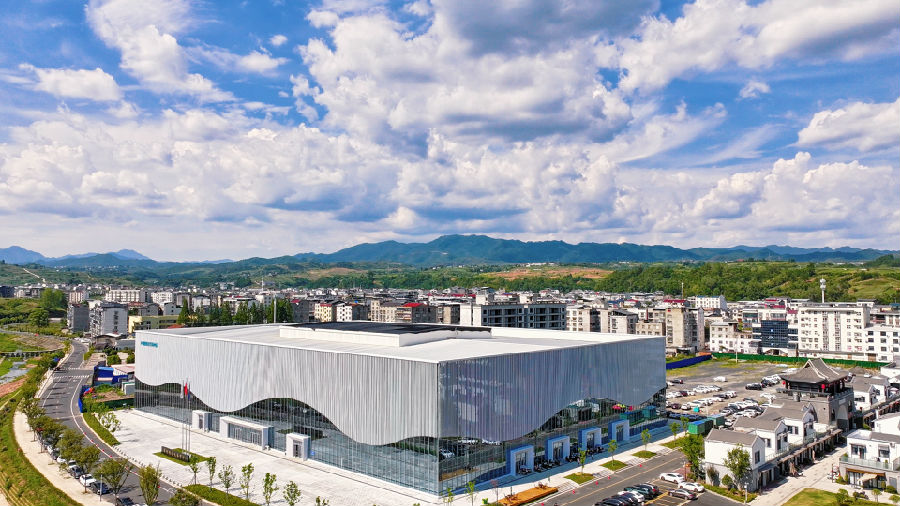 竹山县国际珠宝交易中心外景（李健 摄）