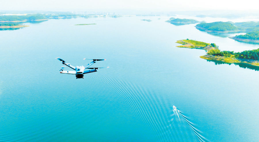 “无人机”正在进行监测作业。（丹姜璇 摄）