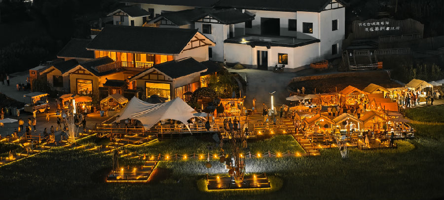 “满天星斗落人间”摩登集市（戚原 摄）