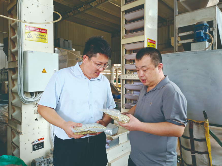 莒南农商银行工作人员走访花生经营主体 （谢元辉 摄）