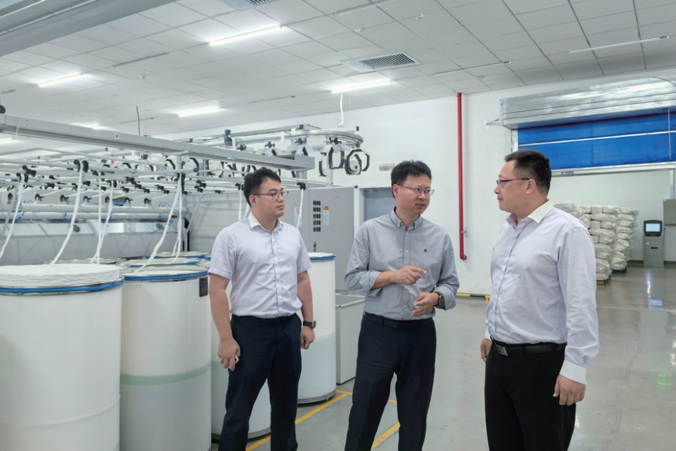 睢宁农商银行工作人员到企业进行现场调查（李婷 摄）