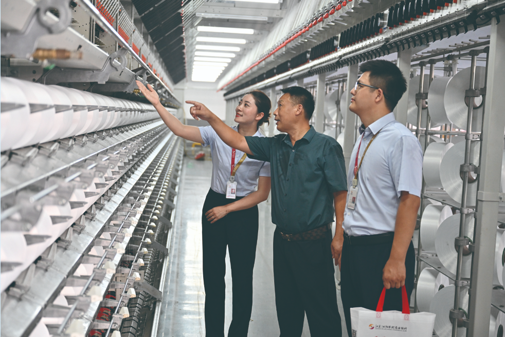 泗阳农商银行开发区支行客户经理走访江苏华拓纺织科技有限公司（严涛 摄）