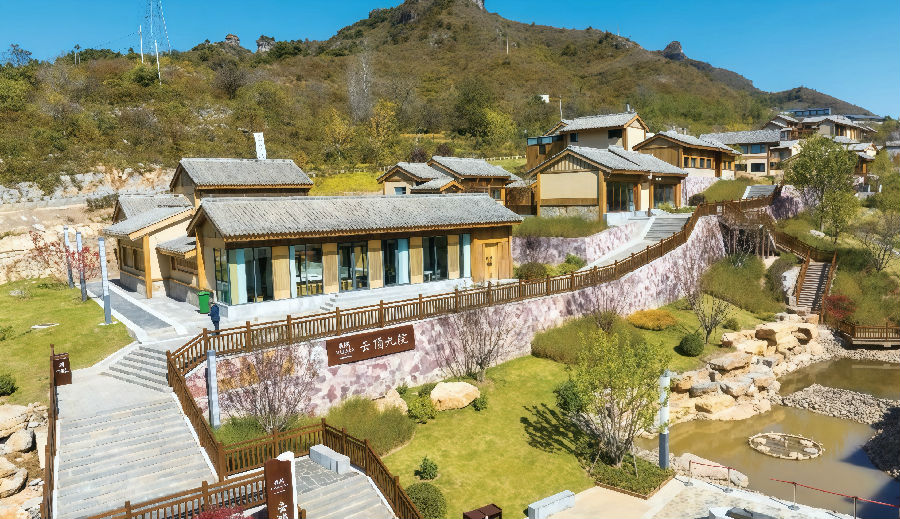  云顶九院民宿群掩映于青山之间（晋晓  摄）