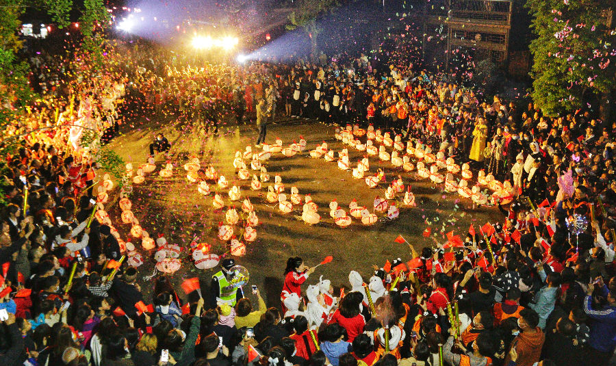 崇州的“奔县游”火爆（陈崇轩 摄）