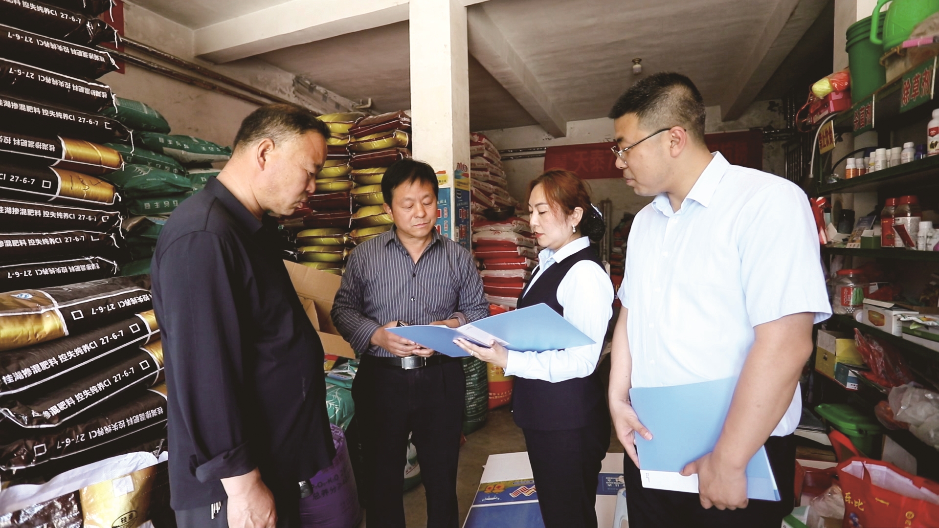 磁县联社工作人员入户走访 (刘璐 摄)