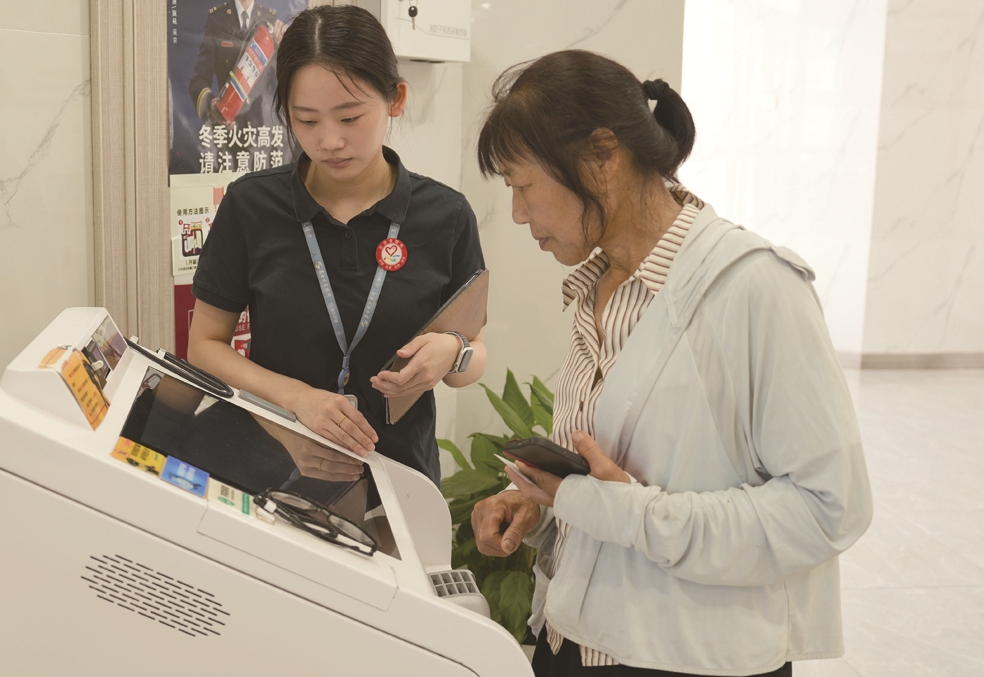 东台农商银行三仓支行工作人员正在协助客户办理业务 (丛伯地 摄)