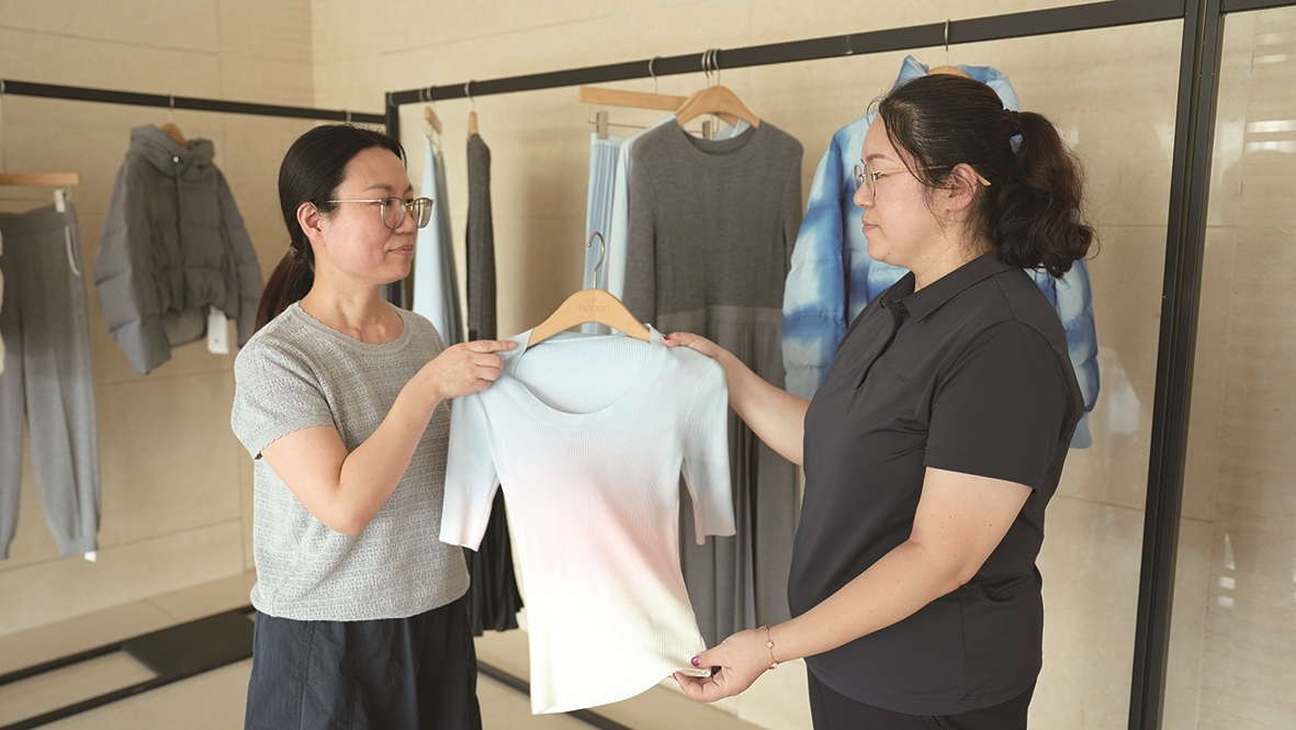 华艺集团工作人员(左)向海安农商银行客户经理介绍产品 (丛伯地 摄)
