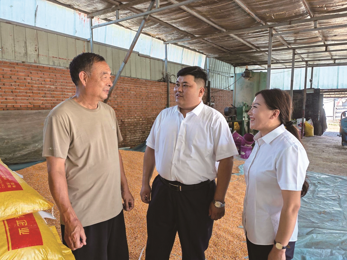 隆化联社工作人员走访肉牛养殖户