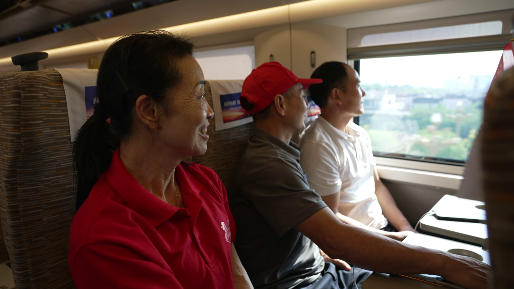 刘瑛(左一)和多名红军后代乘坐G3998次列车前往延安。(2026年9月6日摄)新华社记者余刚 摄