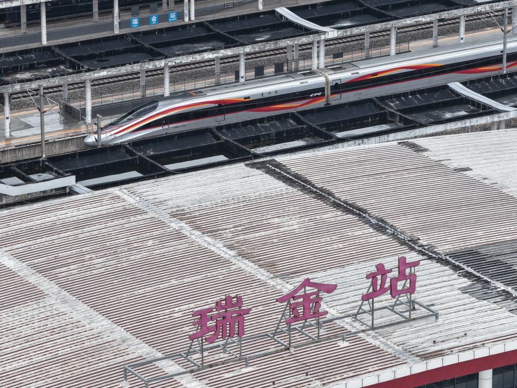 这是即将发车的瑞金至延安高铁首发列车(9月6日摄,无人机照片)。新华社记者周密 摄