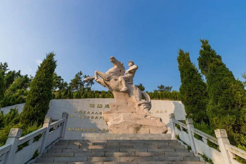 徐海东大将雕像(易荣波 摄)
