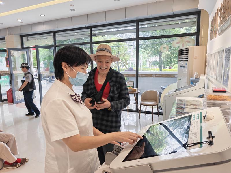 黔西南农商银行工作人员为老年客户介绍相关业务